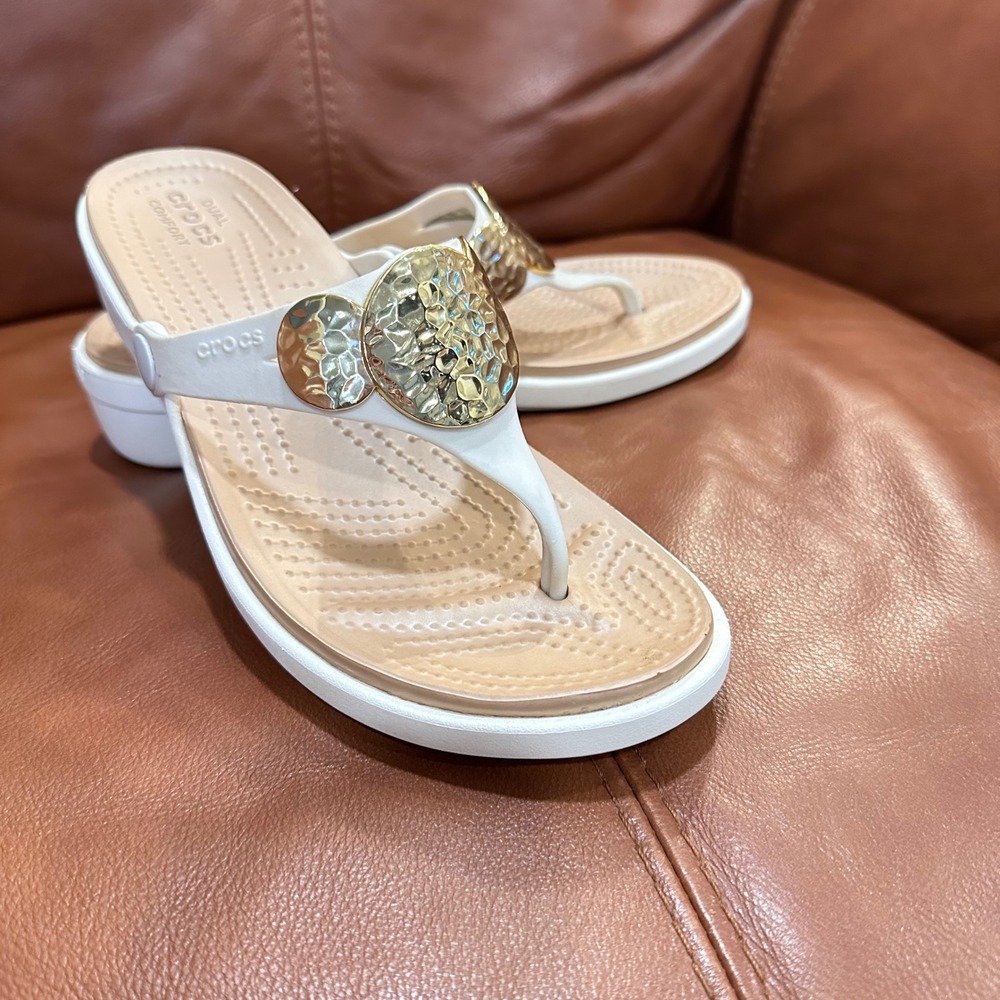 Crocs Sanrah Metal Block Flip Flops Women White Gold Wedge Sandals Boho Travel 8 - Picture 2 of 10